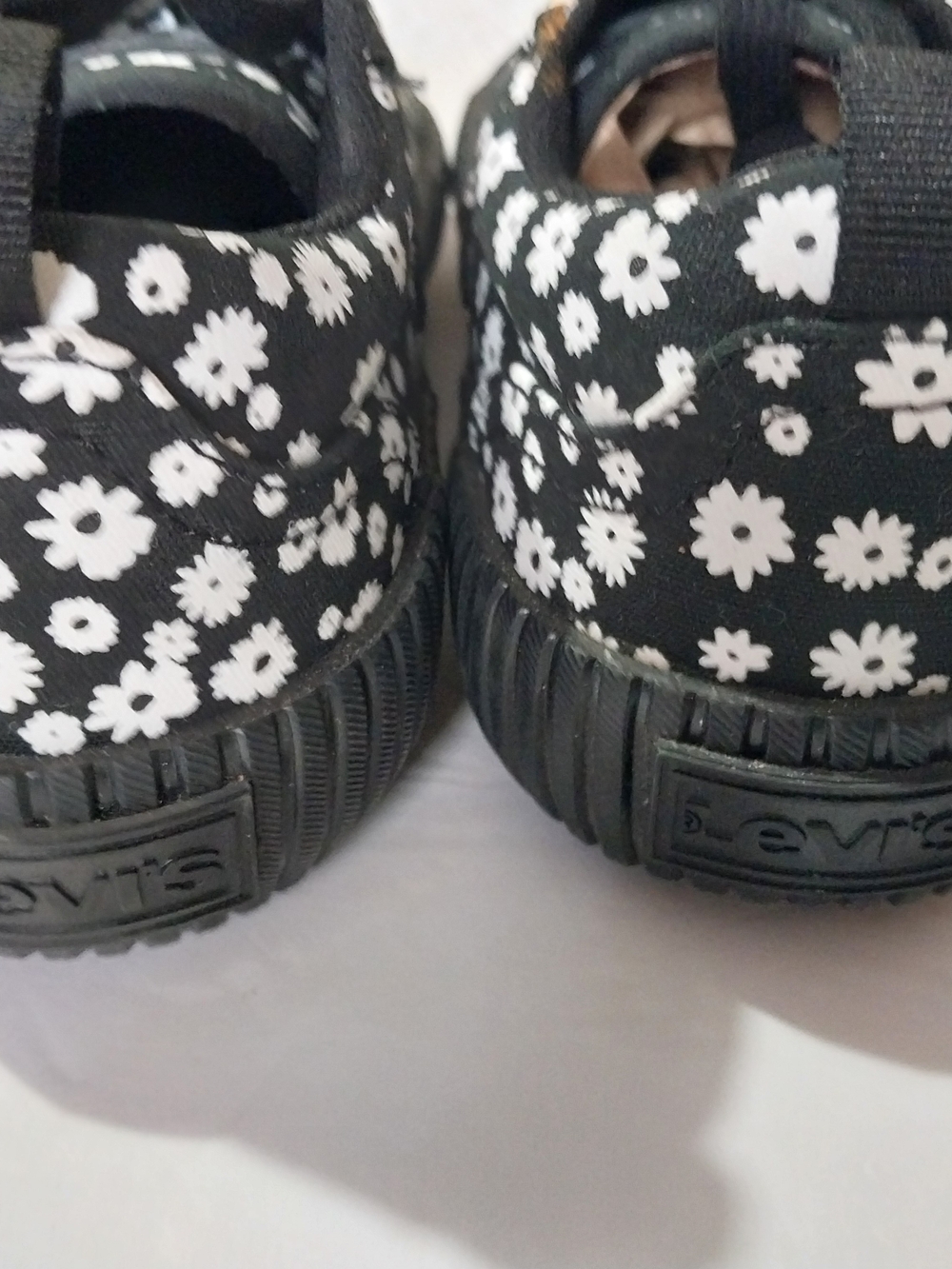 Levi's Black & White Womem"s  Floral Canvas Sneaker Size 6 - Picture 4 of 9